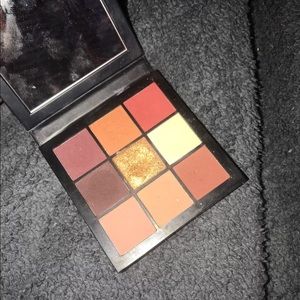Huda Beauty eyeshadow palette
